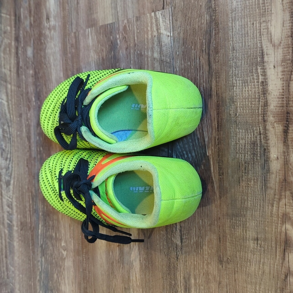 Kids Size 1 Neon Green and Orange Soccer Shoes - Picture 5 of 5